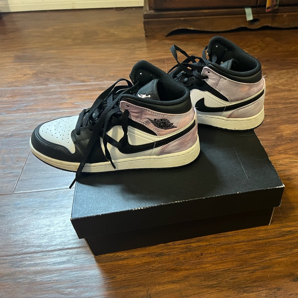 Women’s 6 kids 4 Nike air Jordan 1 mid tie dye color